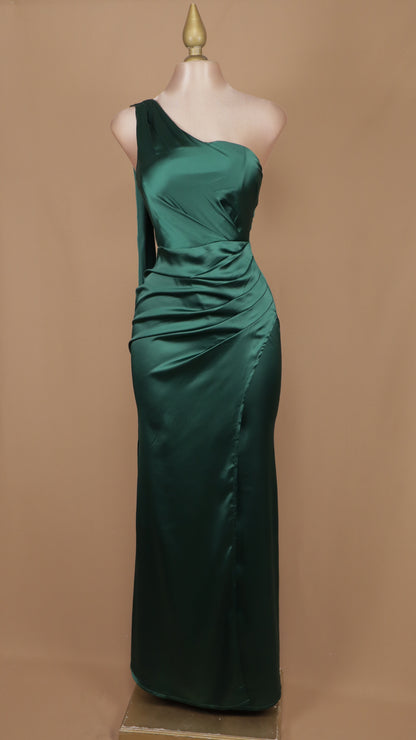 Vestido largo satinado, escote asimétrico y cauda