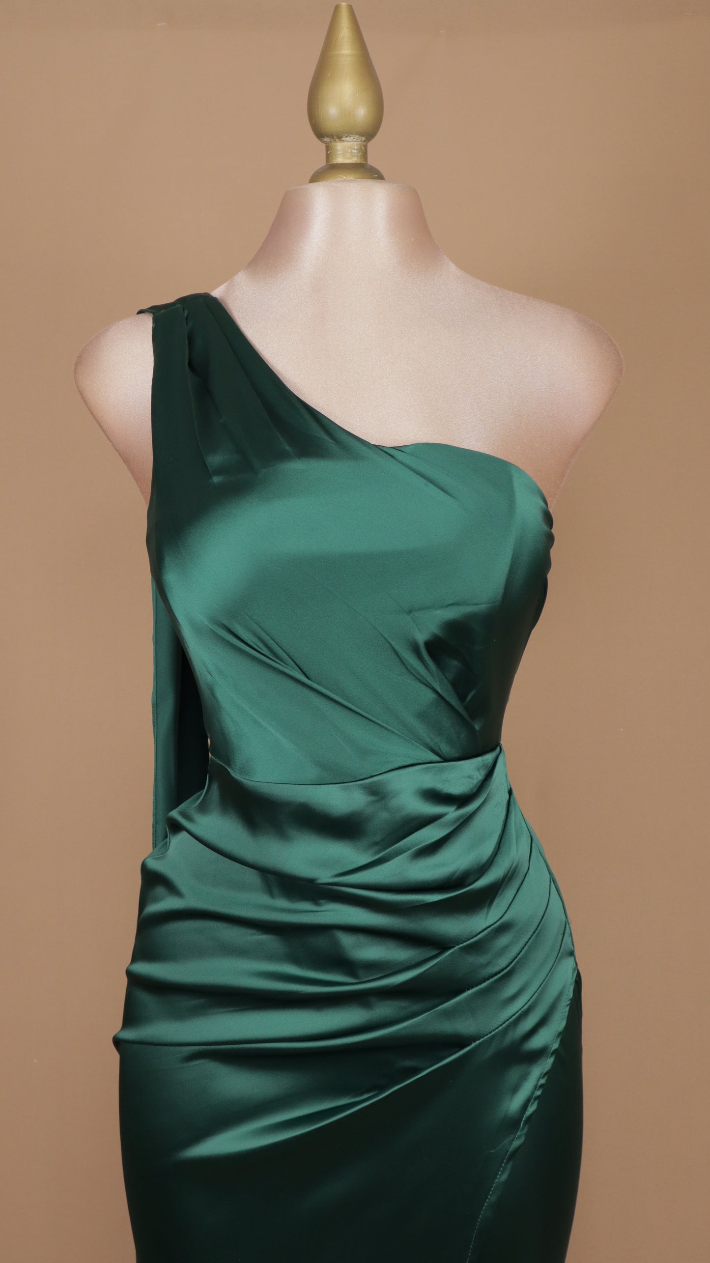 Vestido largo satinado, escote asimétrico y cauda