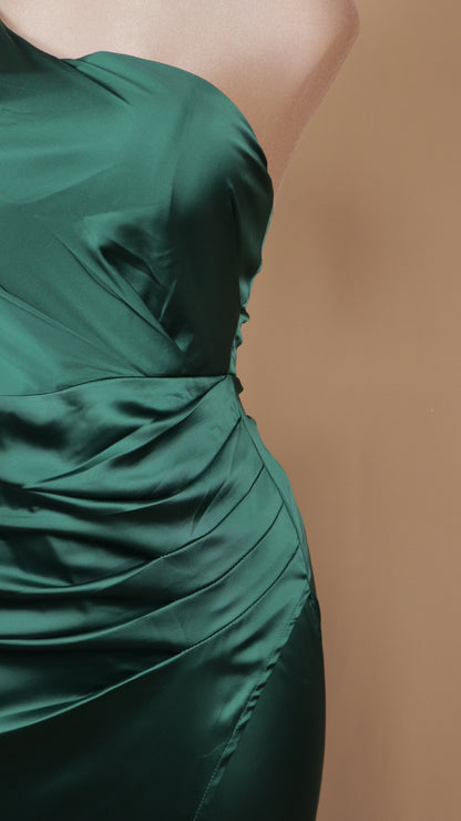 Vestido largo satinado, escote asimétrico y cauda