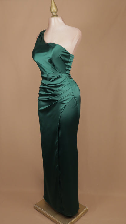 Vestido largo satinado, escote asimétrico y cauda