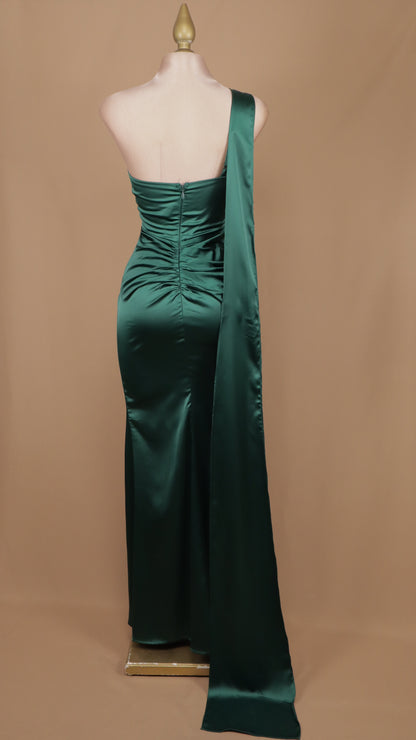 Vestido largo satinado, escote asimétrico y cauda