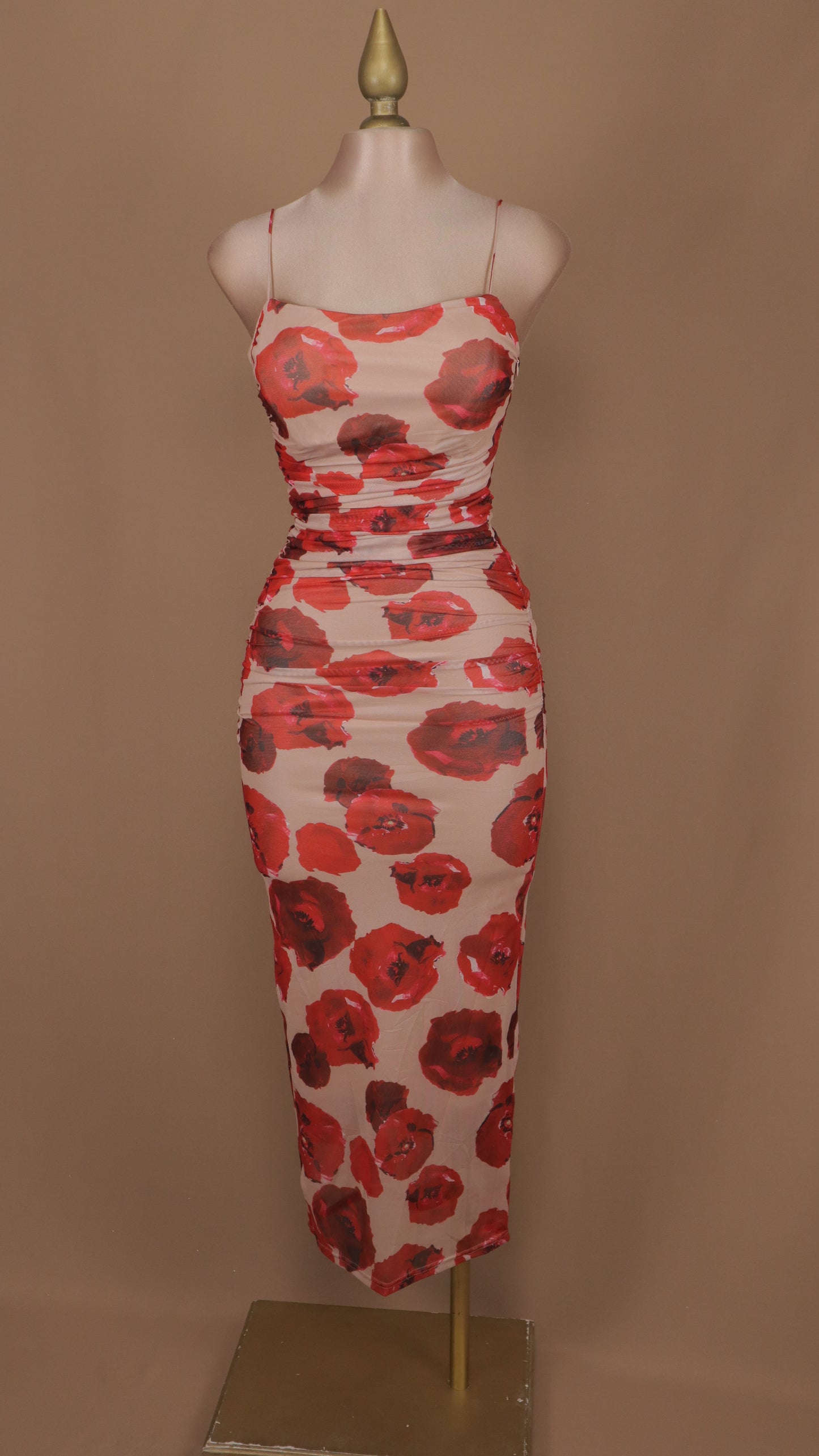 Vestido midi estampado de tirantes y plisado