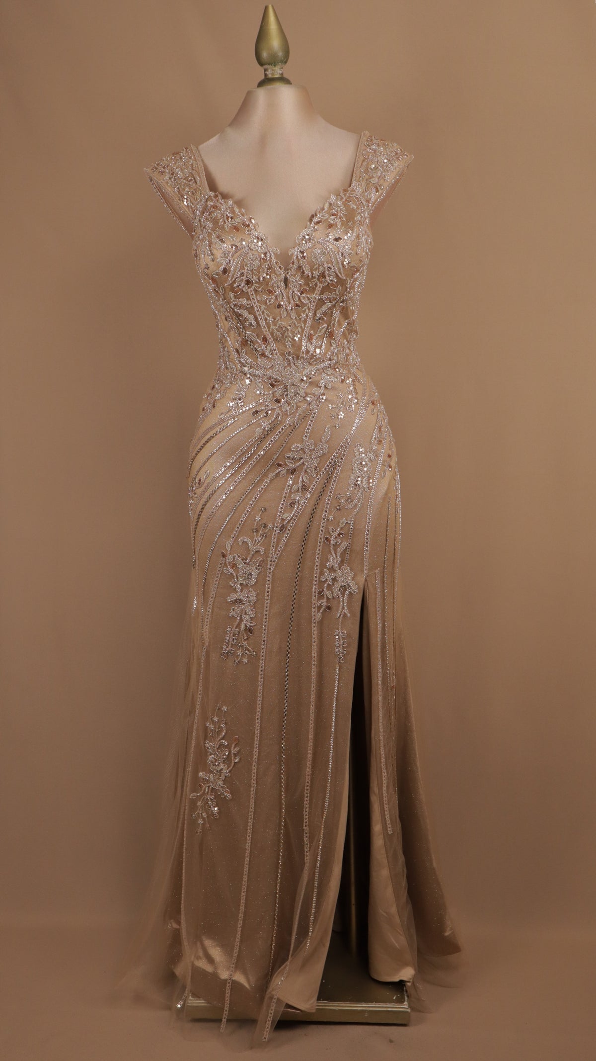Vestido de noche largo corte sirena con corsé de pedrería y abertura en la pierna.