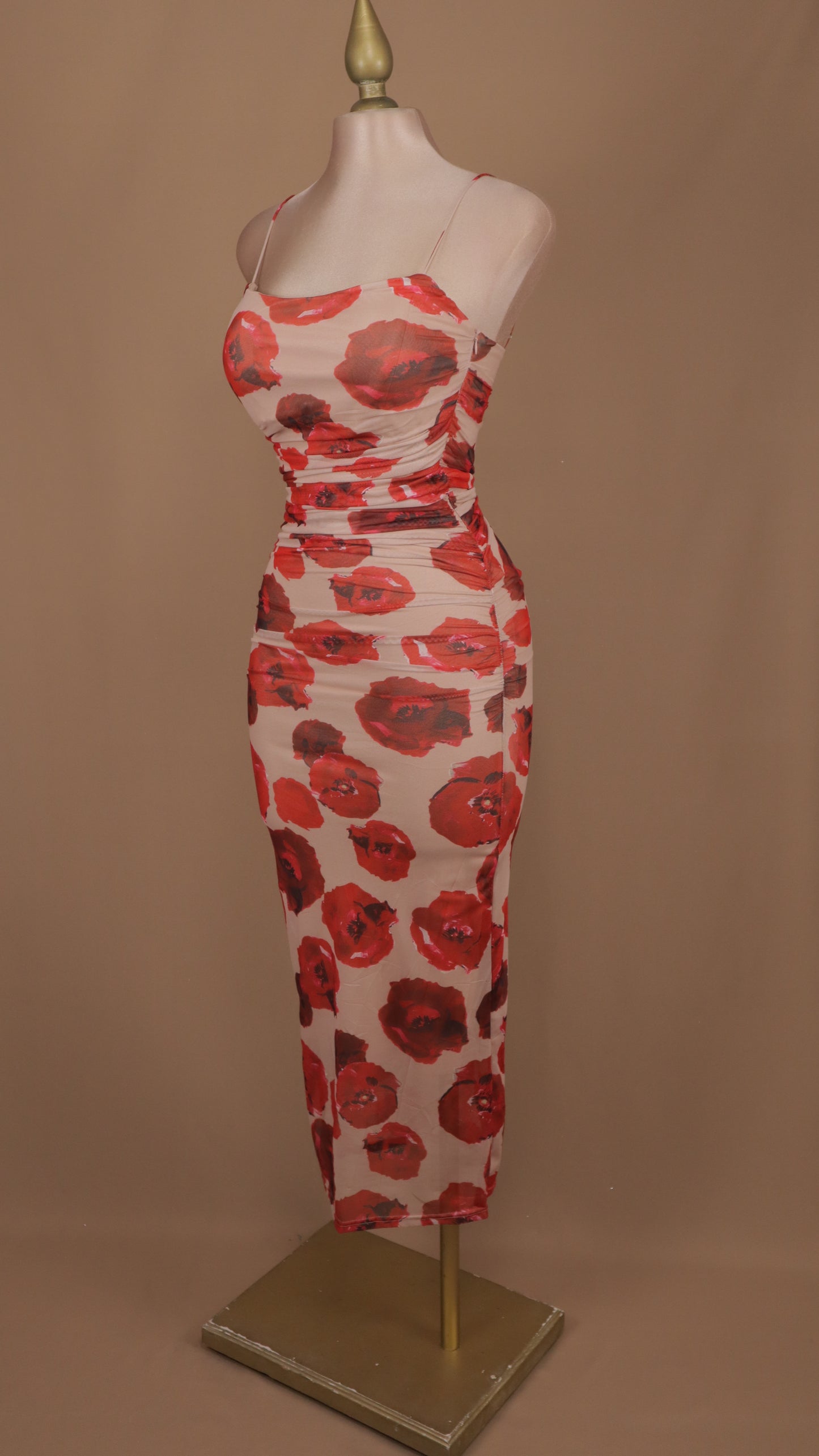 Vestido midi estampado de tirantes y plisado