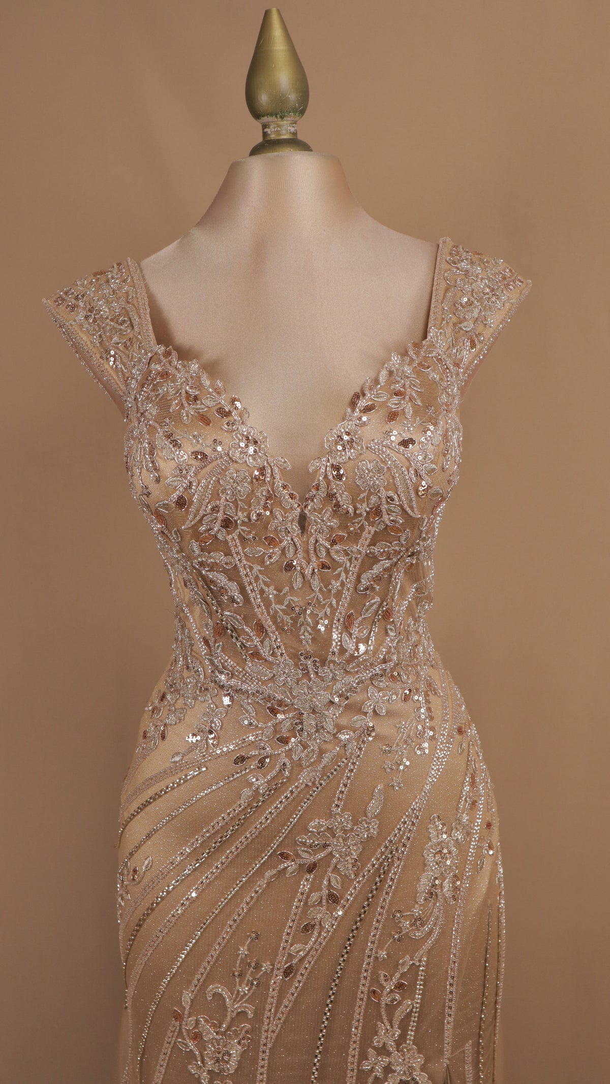 Vestido de noche largo corte sirena con corsé de pedrería y abertura en la pierna.