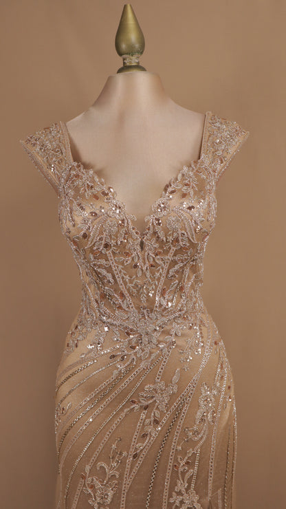 Vestido de noche largo corte sirena con corsé de pedrería y abertura en la pierna.