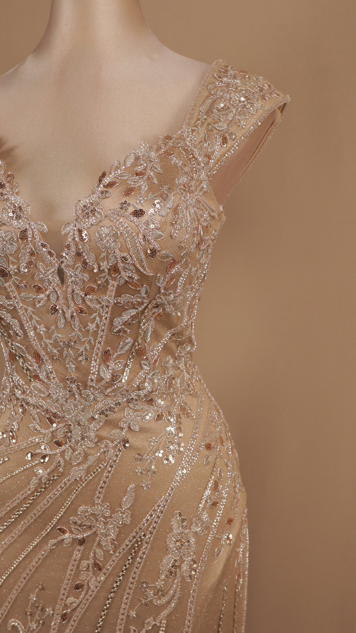 Vestido de noche largo corte sirena con corsé de pedrería y abertura en la pierna.