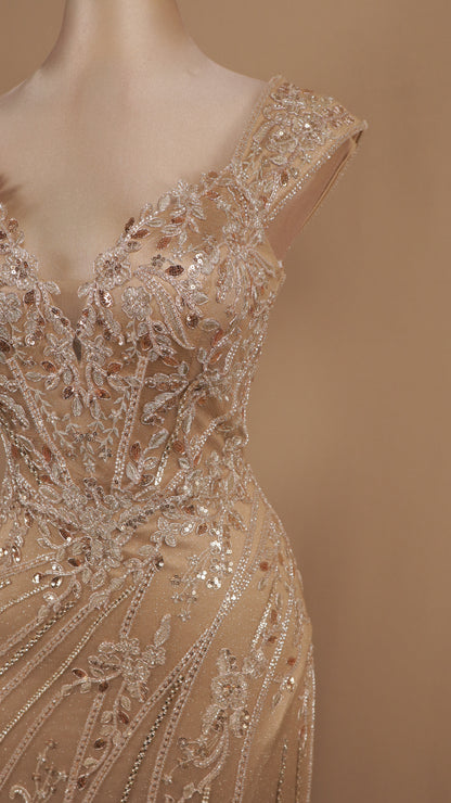 Vestido de noche largo corte sirena con corsé de pedrería y abertura en la pierna.