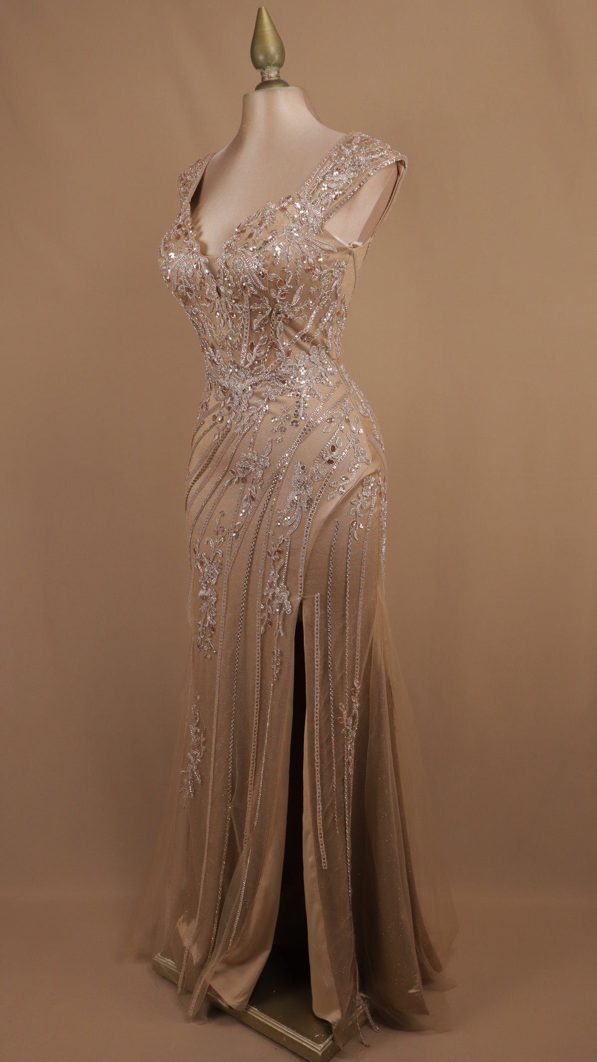 Vestido de noche largo corte sirena con corsé de pedrería y abertura en la pierna.