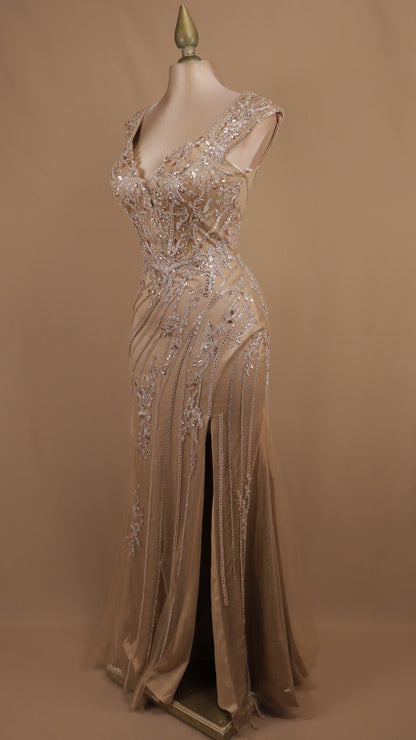 Vestido de noche largo corte sirena con corsé de pedrería y abertura en la pierna.