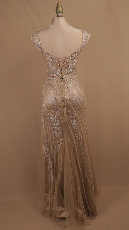 Vestido de noche largo corte sirena con corsé de pedrería y abertura en la pierna.