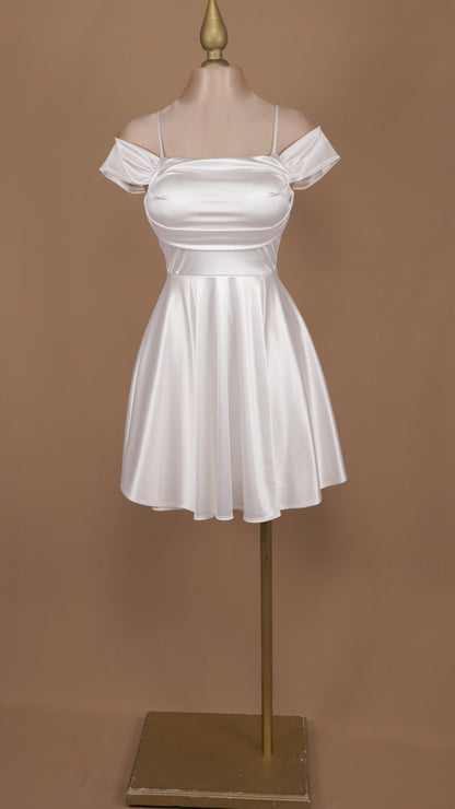 Vestido corto con escote al hombro