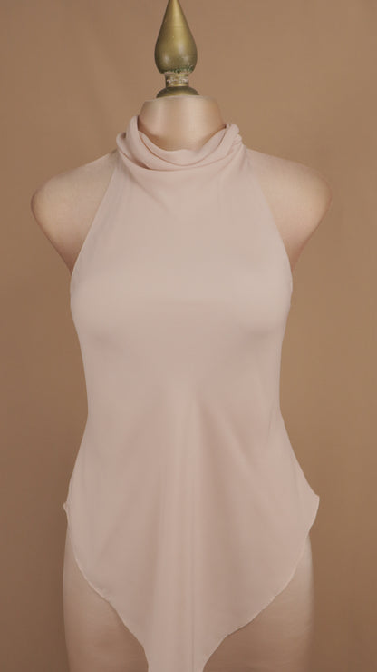 Vestido de noche largo minimalista de efecto superpuesto con cuello halter y bajo asimétrico.