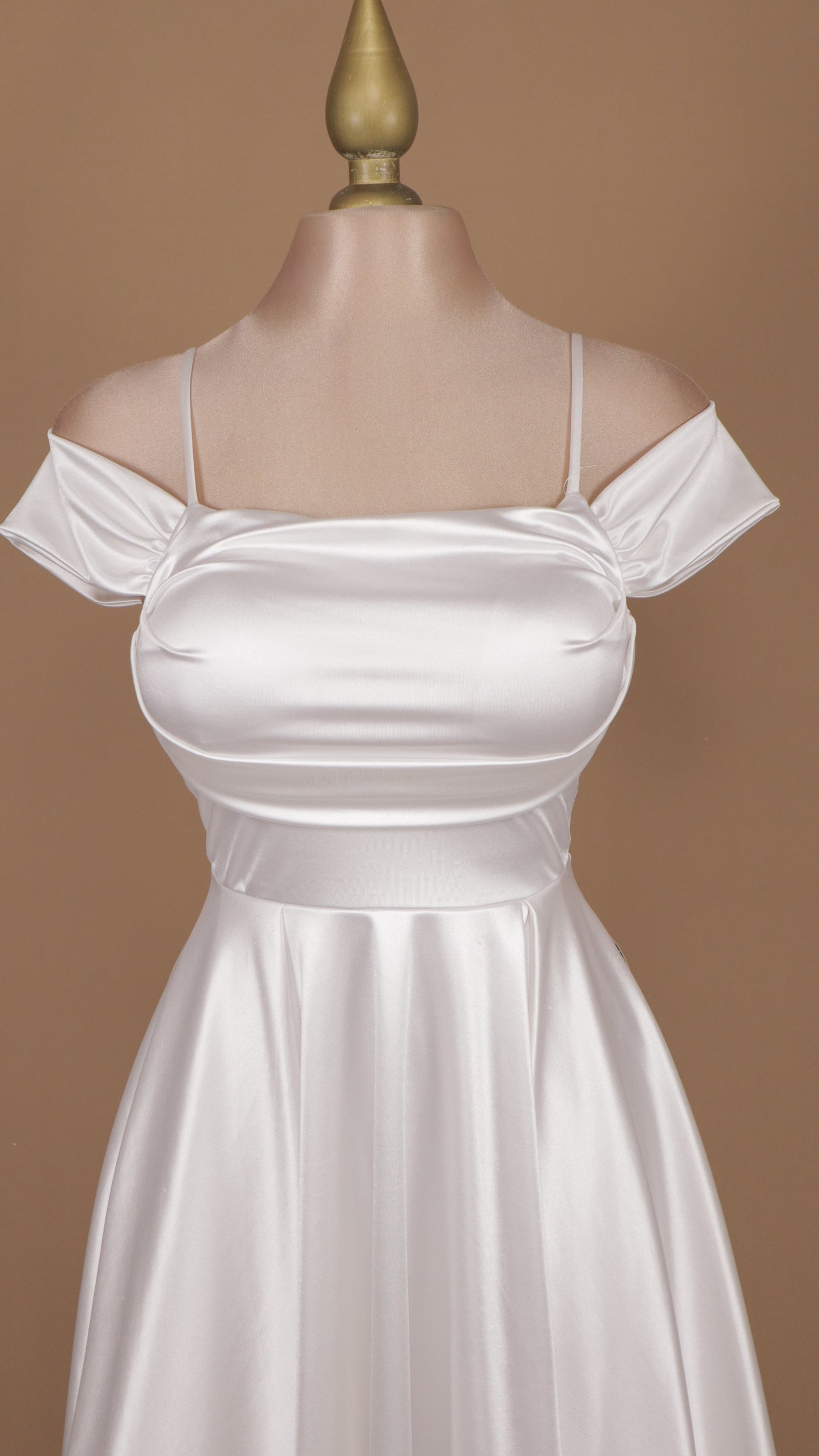 Vestido corto con escote al hombro