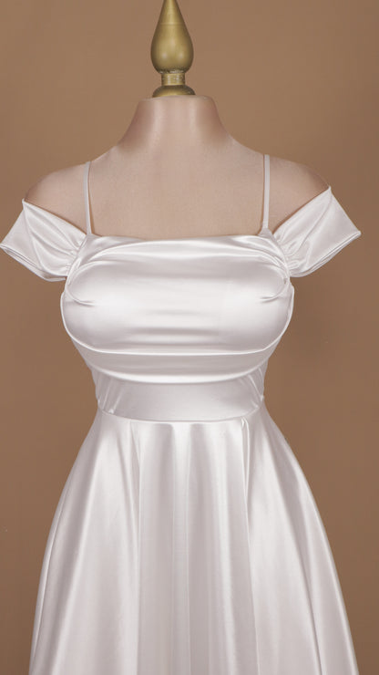 Vestido corto con escote al hombro