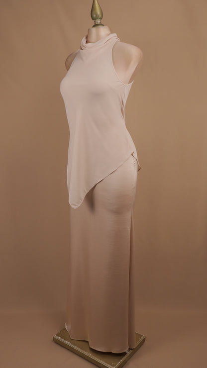 Vestido de noche largo minimalista de efecto superpuesto con cuello halter y bajo asimétrico.