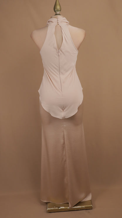 Vestido de noche largo minimalista de efecto superpuesto con cuello halter y bajo asimétrico.
