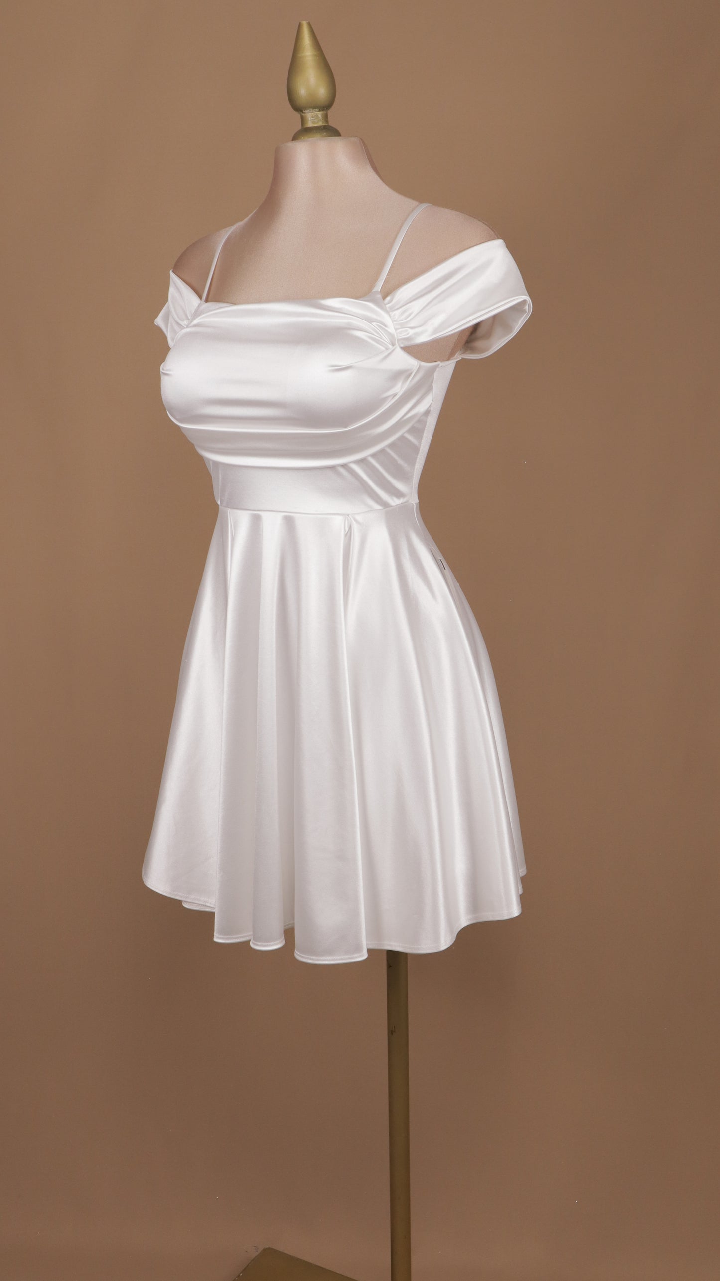 Vestido corto con escote al hombro