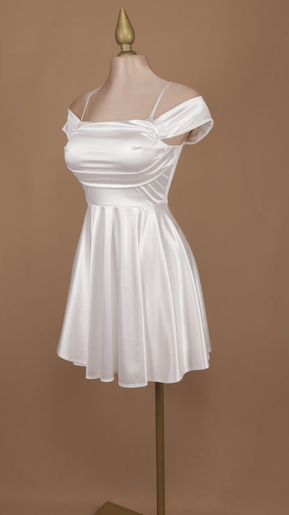 Vestido corto con escote al hombro