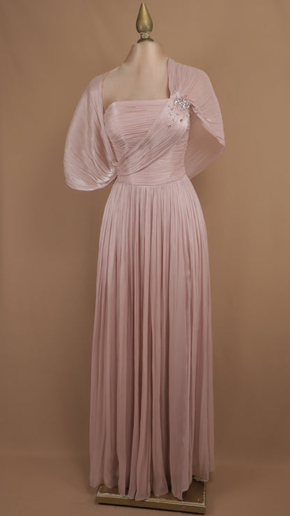 Vestido de gala largo plisado con escote y capa drapeada.