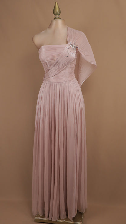 Vestido de gala largo plisado con escote y capa drapeada.