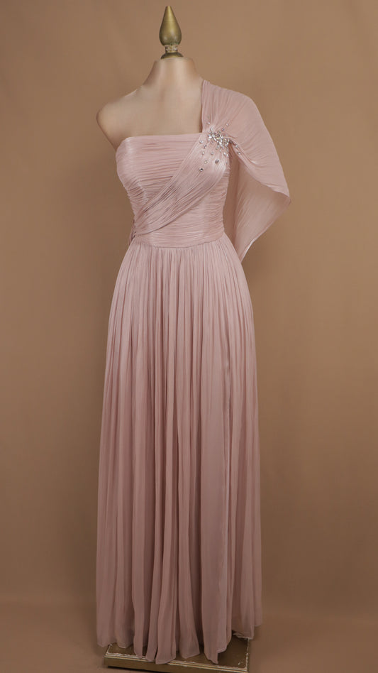 Vestido de gala largo plisado con escote y capa drapeada.