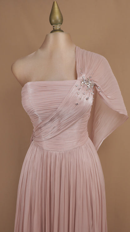 Vestido de gala largo plisado con escote y capa drapeada.