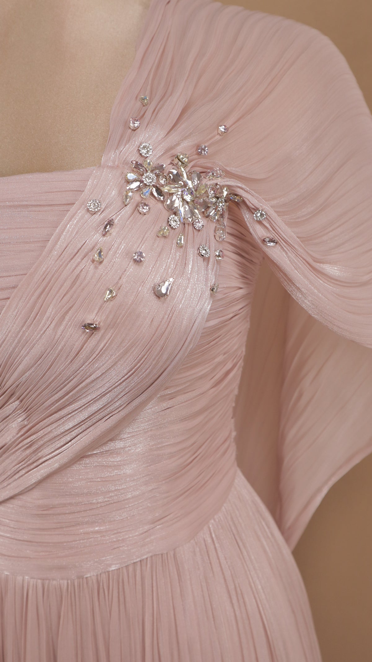 Vestido de gala largo plisado con escote y capa drapeada.