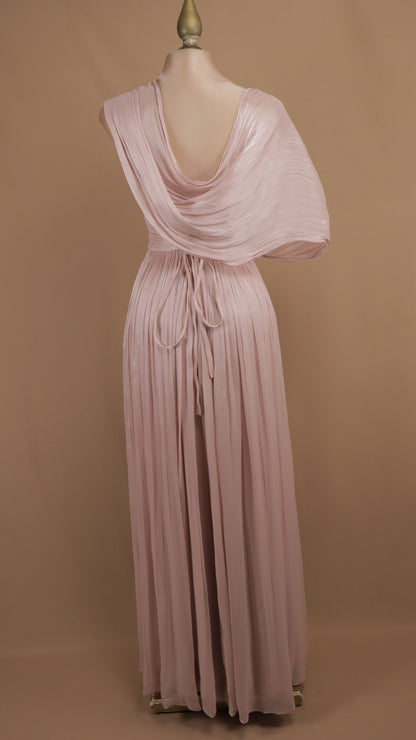 Vestido de gala largo plisado con escote y capa drapeada.