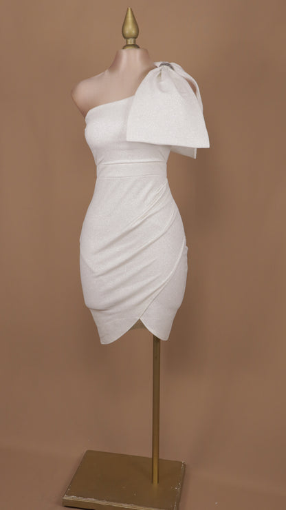 Vestido corto con brillos y moño
