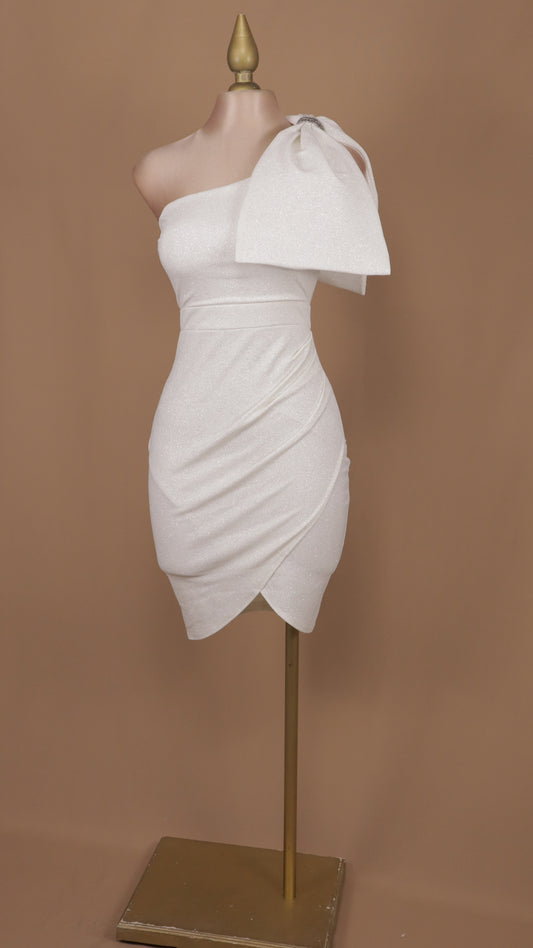 Vestido corto con brillos y moño