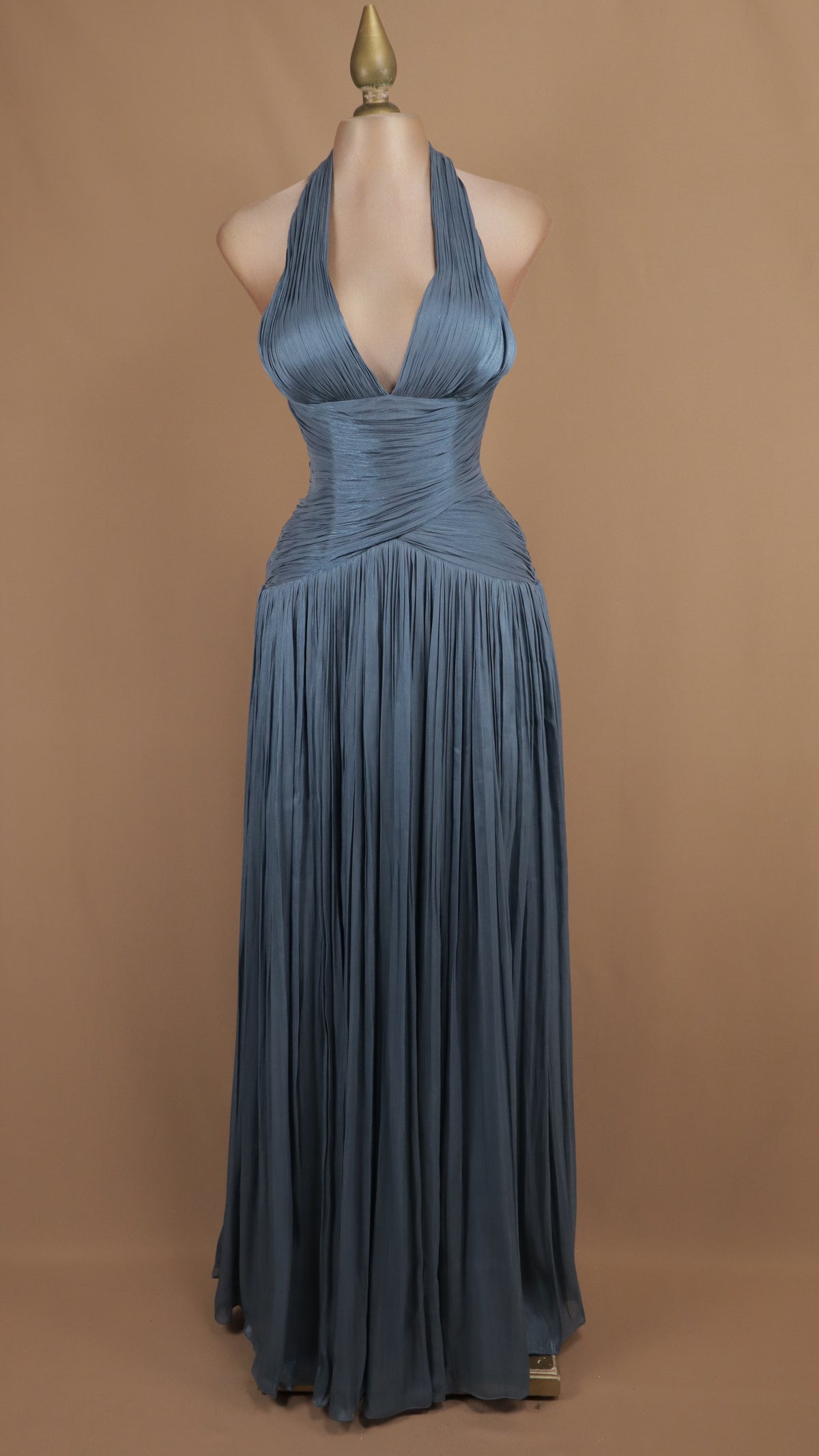 Vestido de noche largo plisado en pizarra con escote halter pronunciado y torso drapeado.