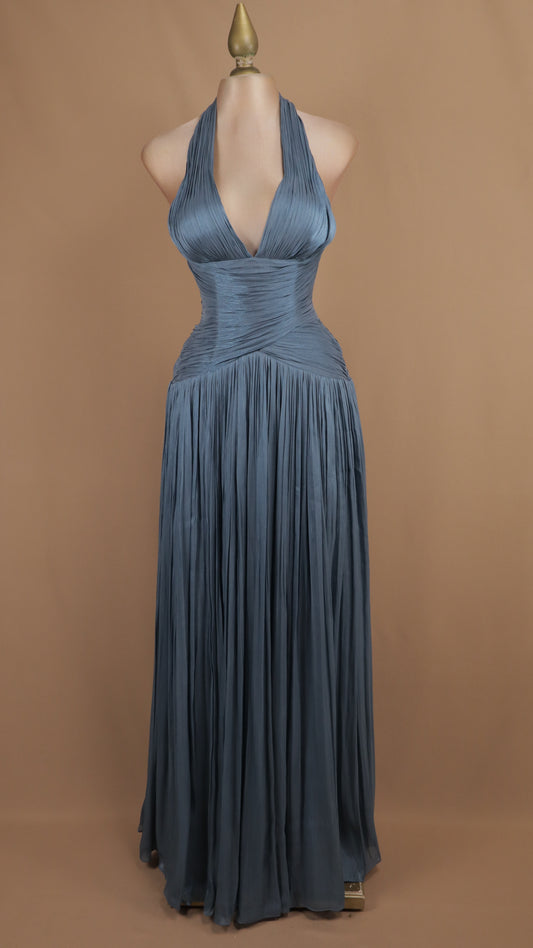 Vestido de noche largo plisado en pizarra con escote halter pronunciado y torso drapeado.