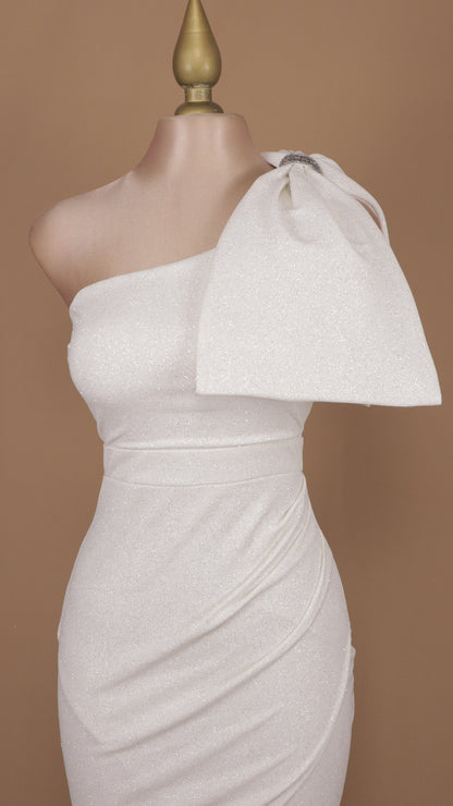 Vestido corto con brillos y moño