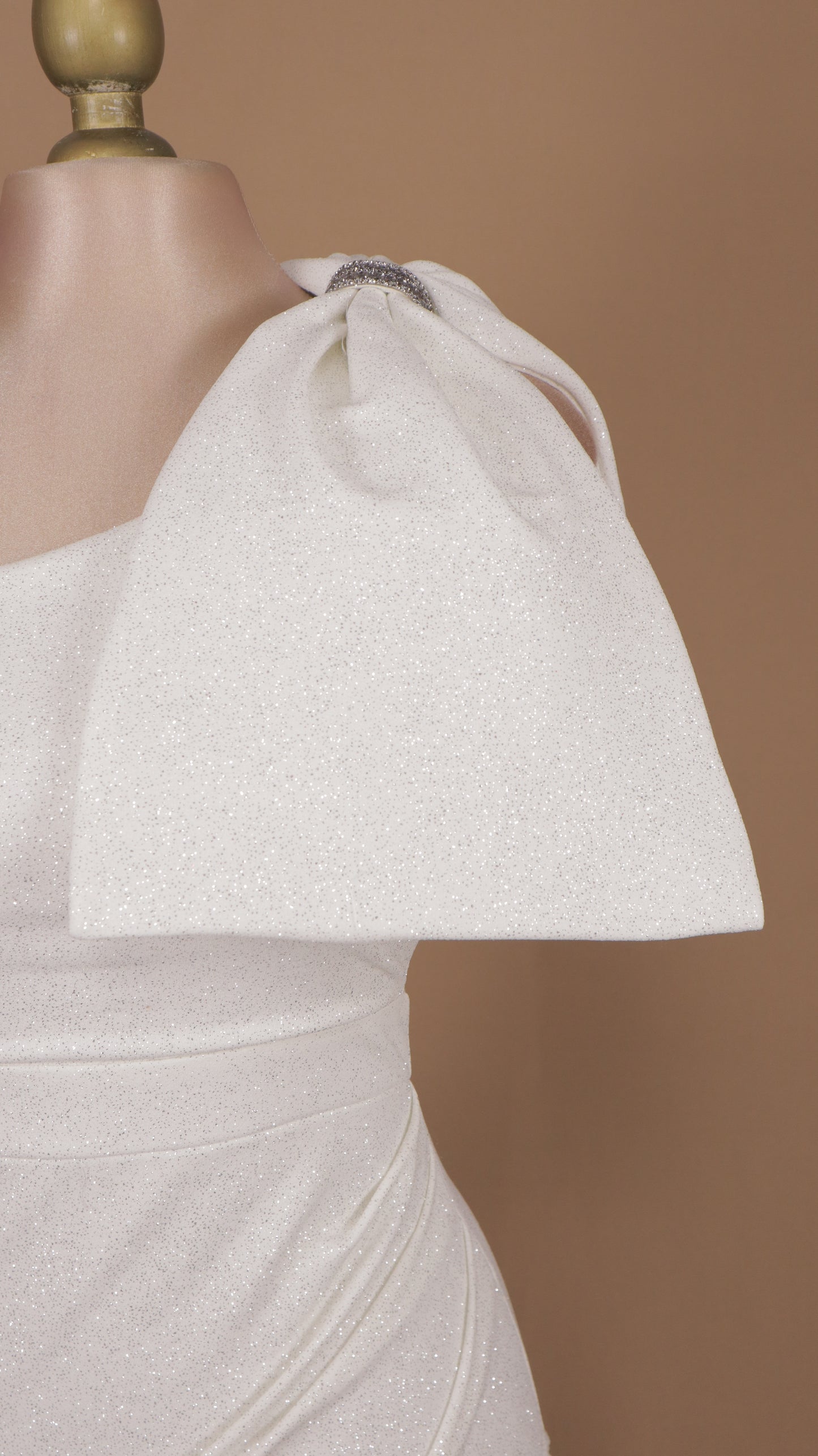 Vestido corto con brillos y moño