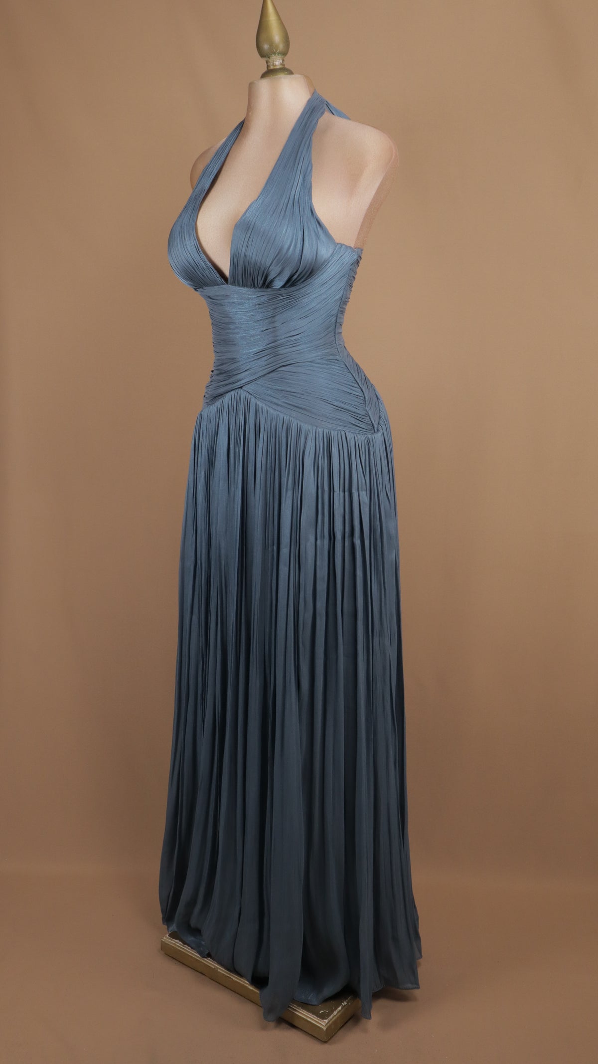 Vestido de noche largo plisado en pizarra con escote halter pronunciado y torso drapeado.