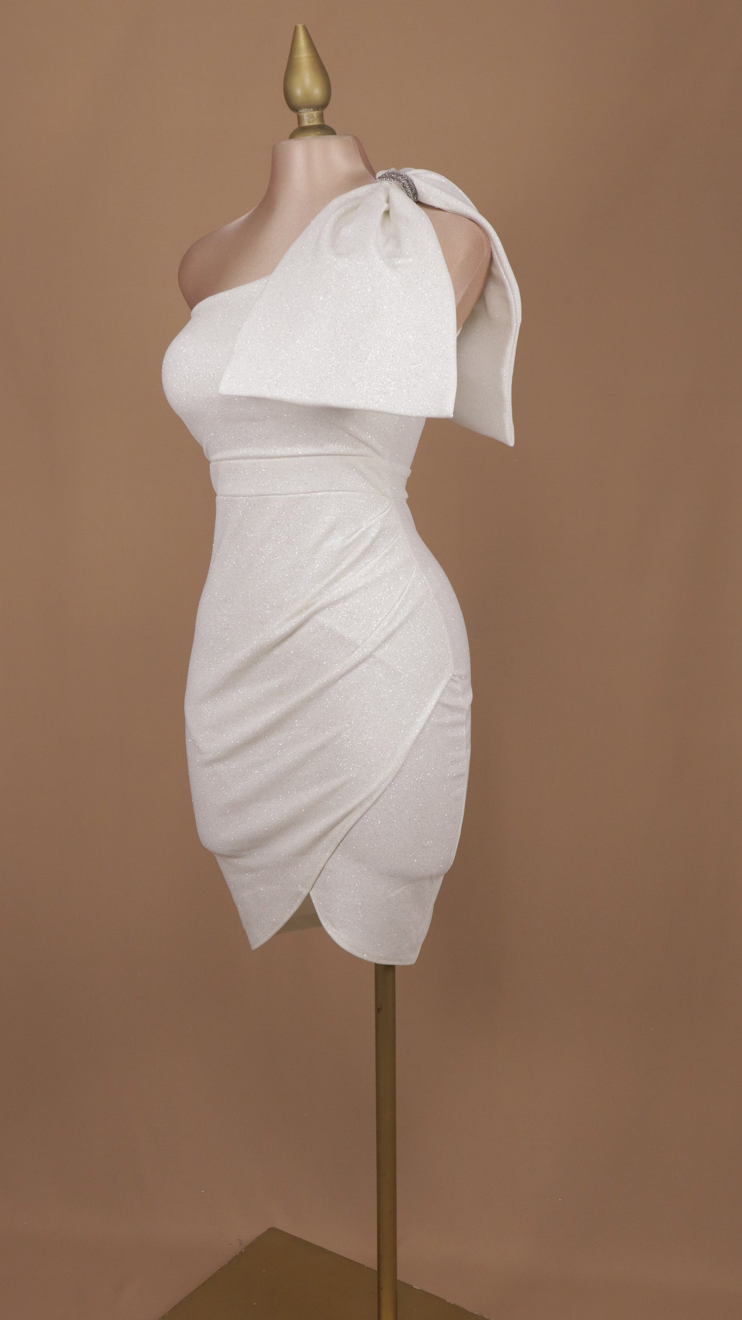 Vestido corto con brillos y moño