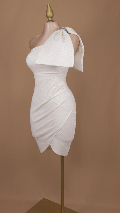 Vestido corto con brillos y moño