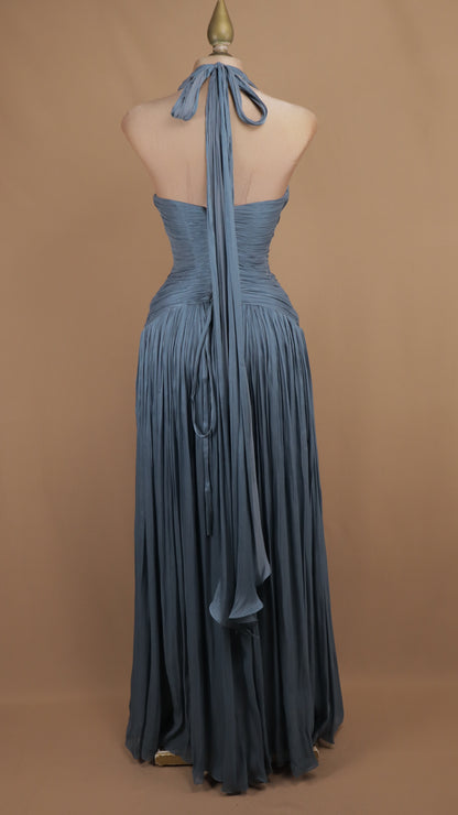 Vestido de noche largo plisado en pizarra con escote halter pronunciado y torso drapeado.