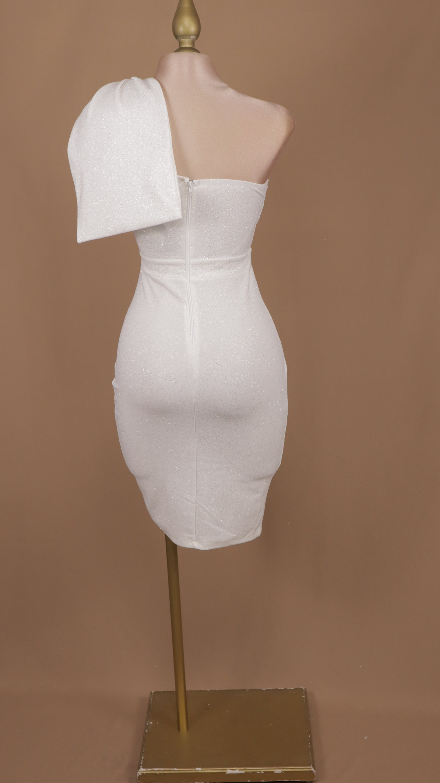 Vestido corto con brillos y moño
