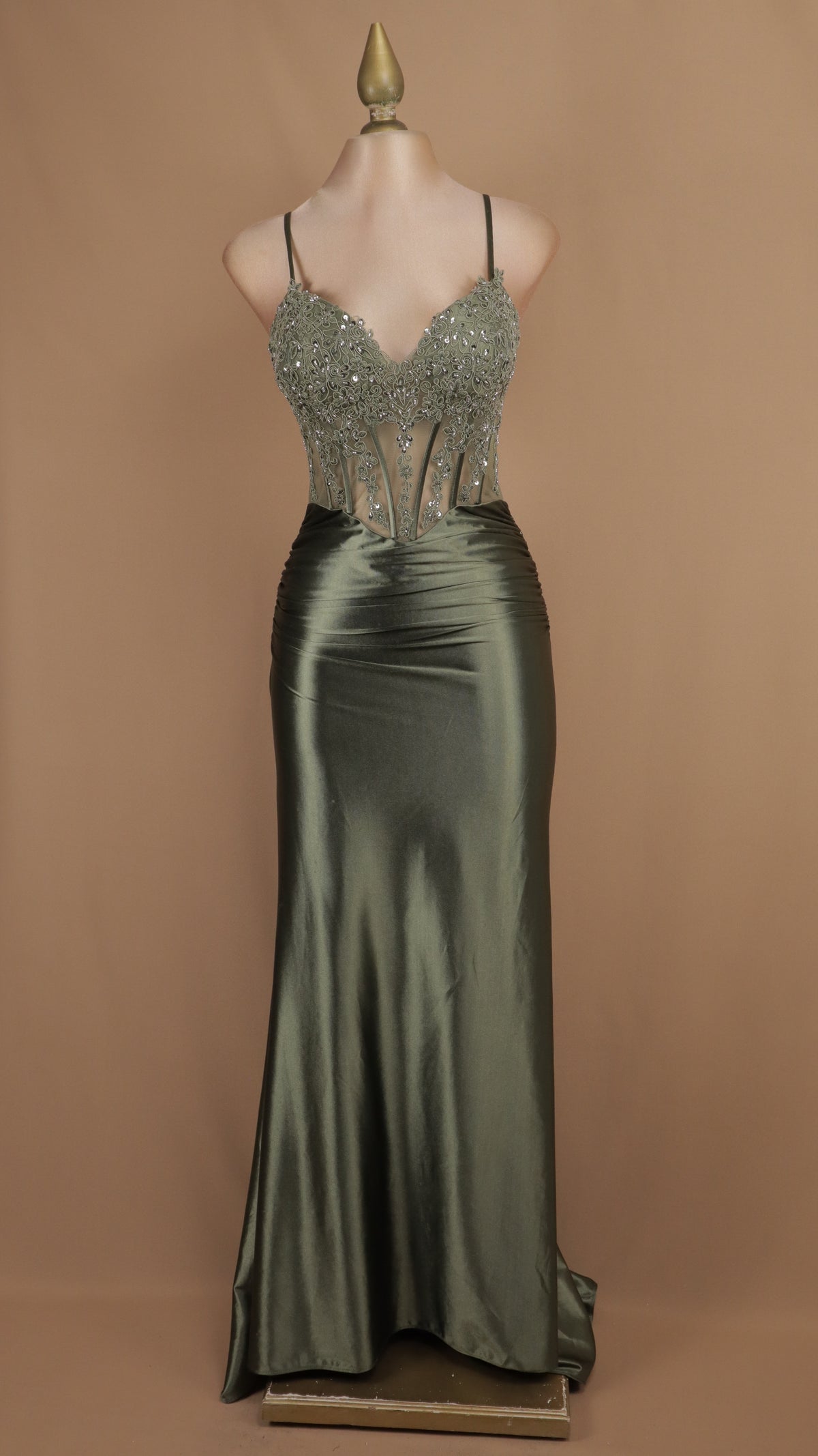 Vestido largo con aplicacion y corse