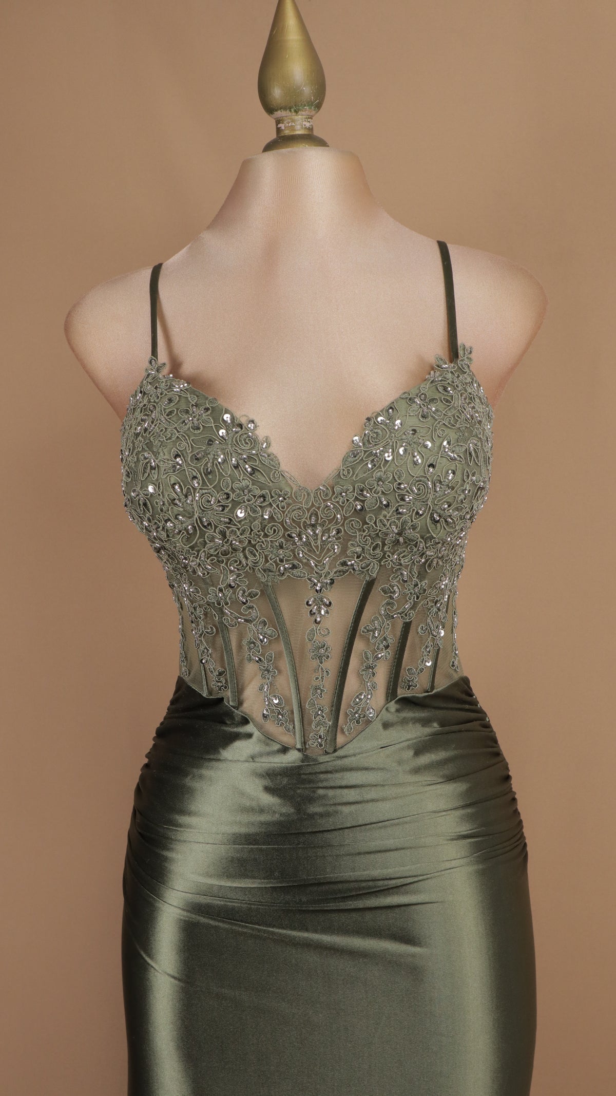 Vestido largo con aplicacion y corse