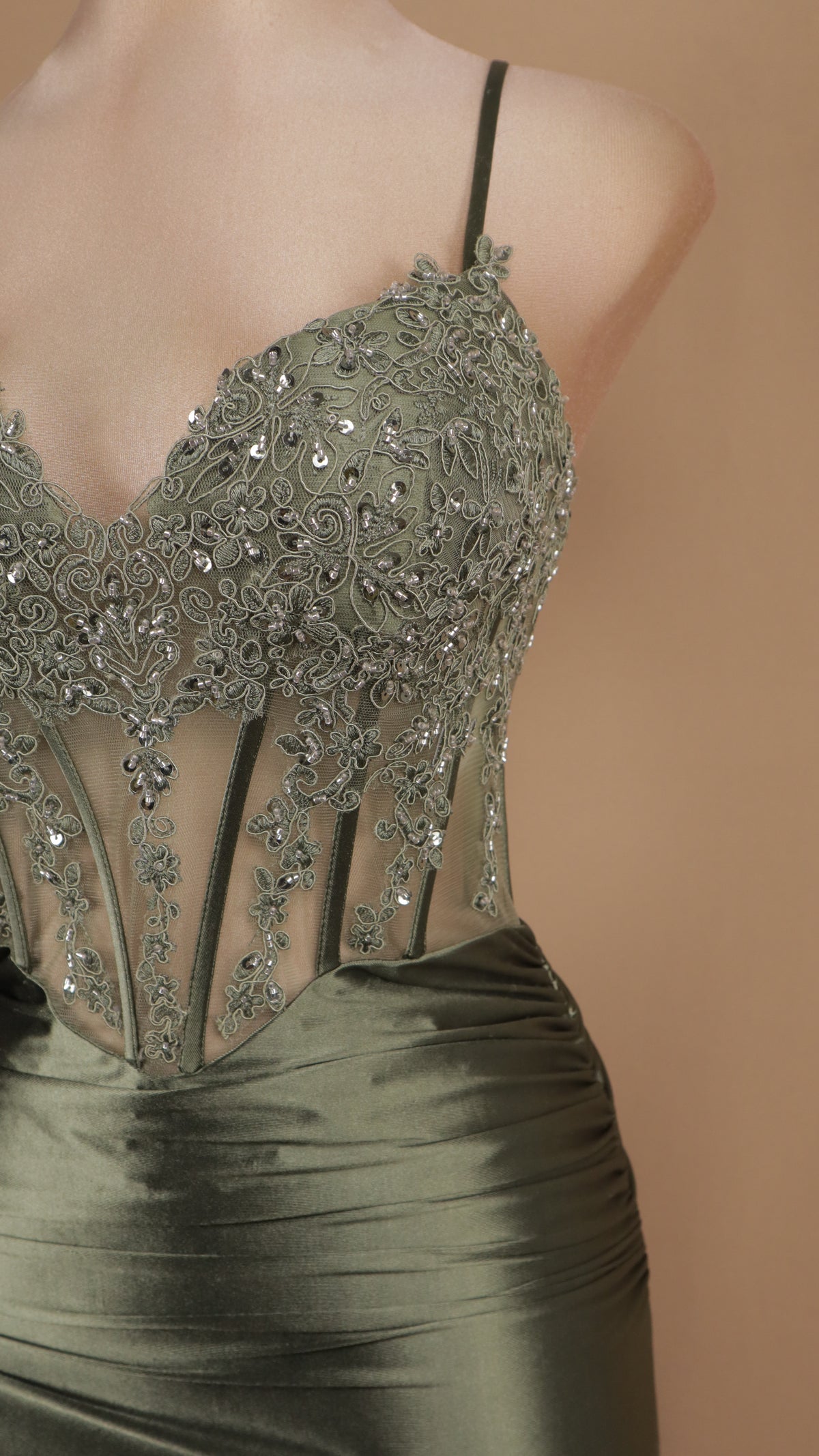 Vestido largo con aplicacion y corse