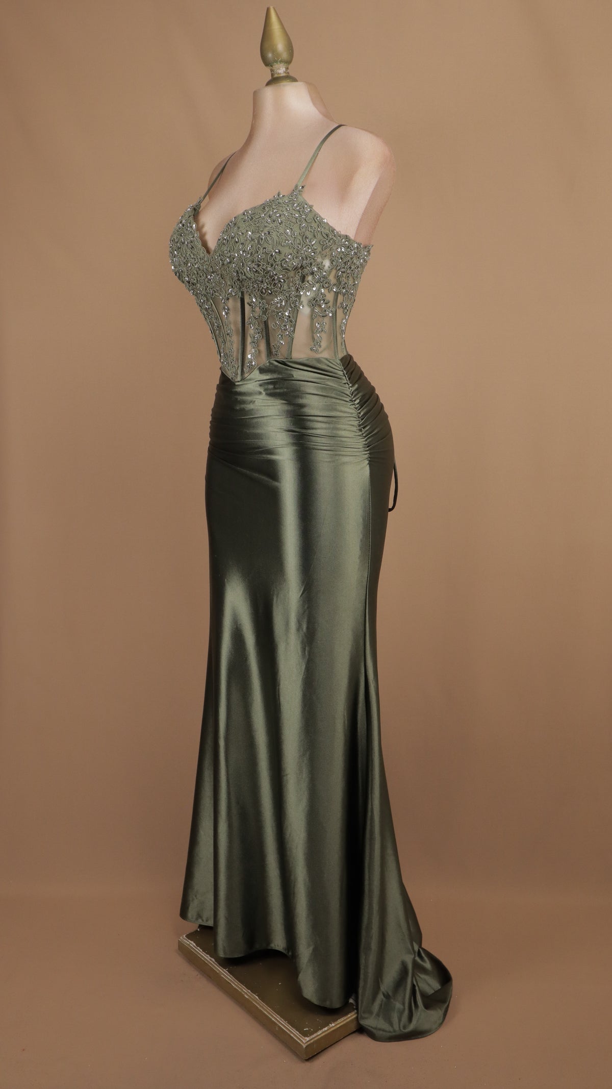 Vestido largo con aplicacion y corse