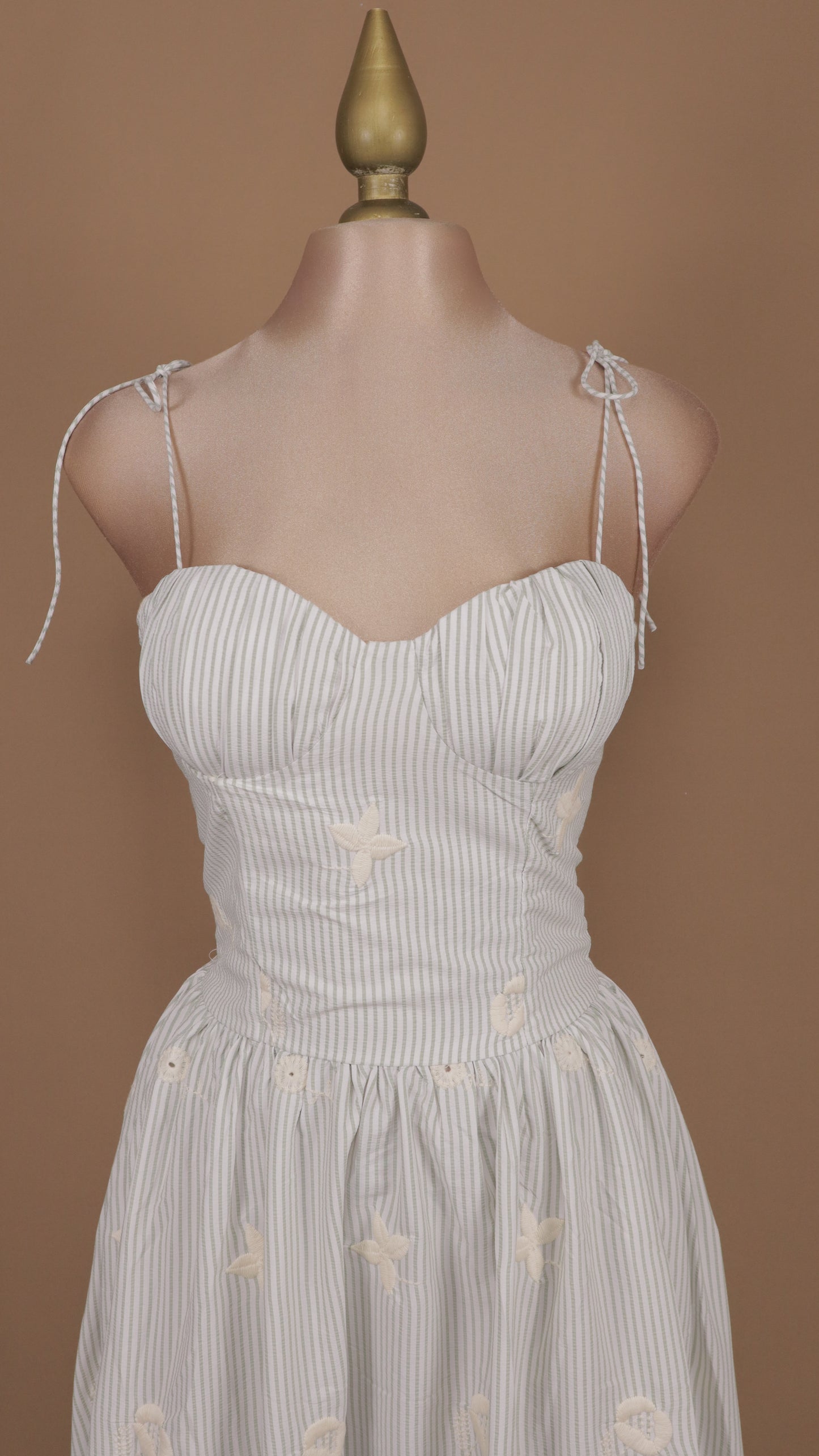 Vestido midi rayado con copas