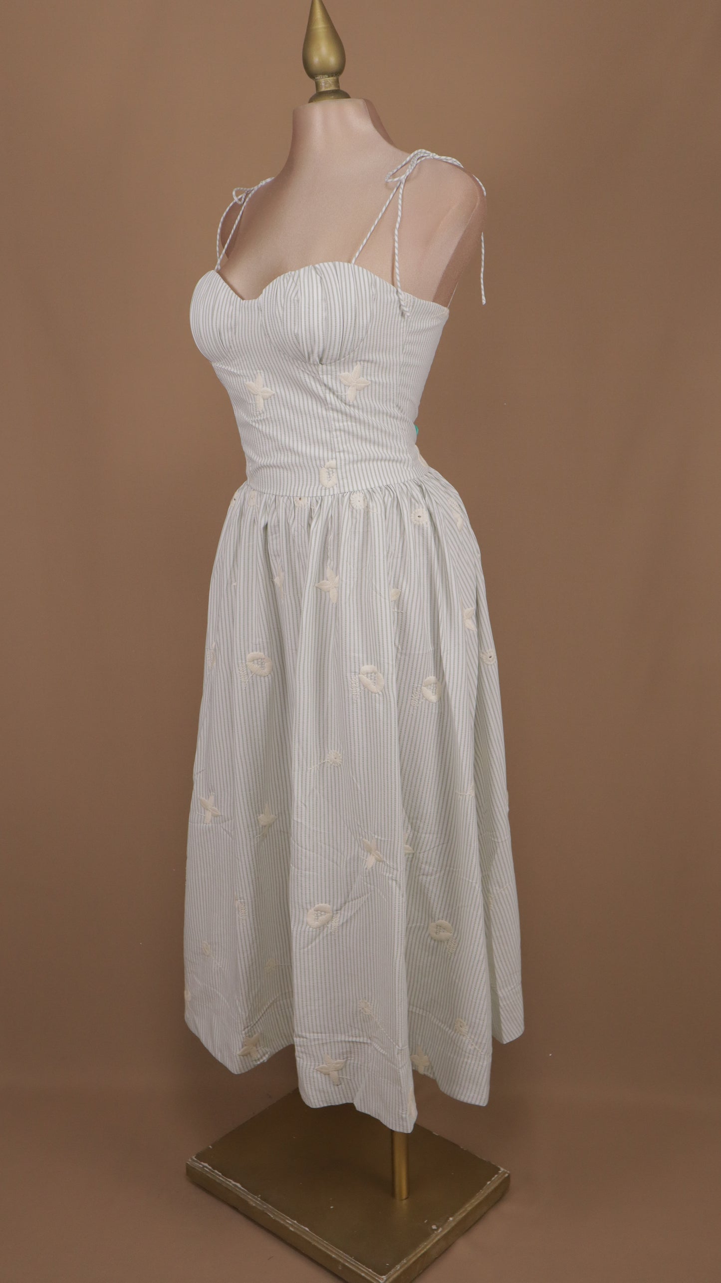 Vestido midi rayado con copas