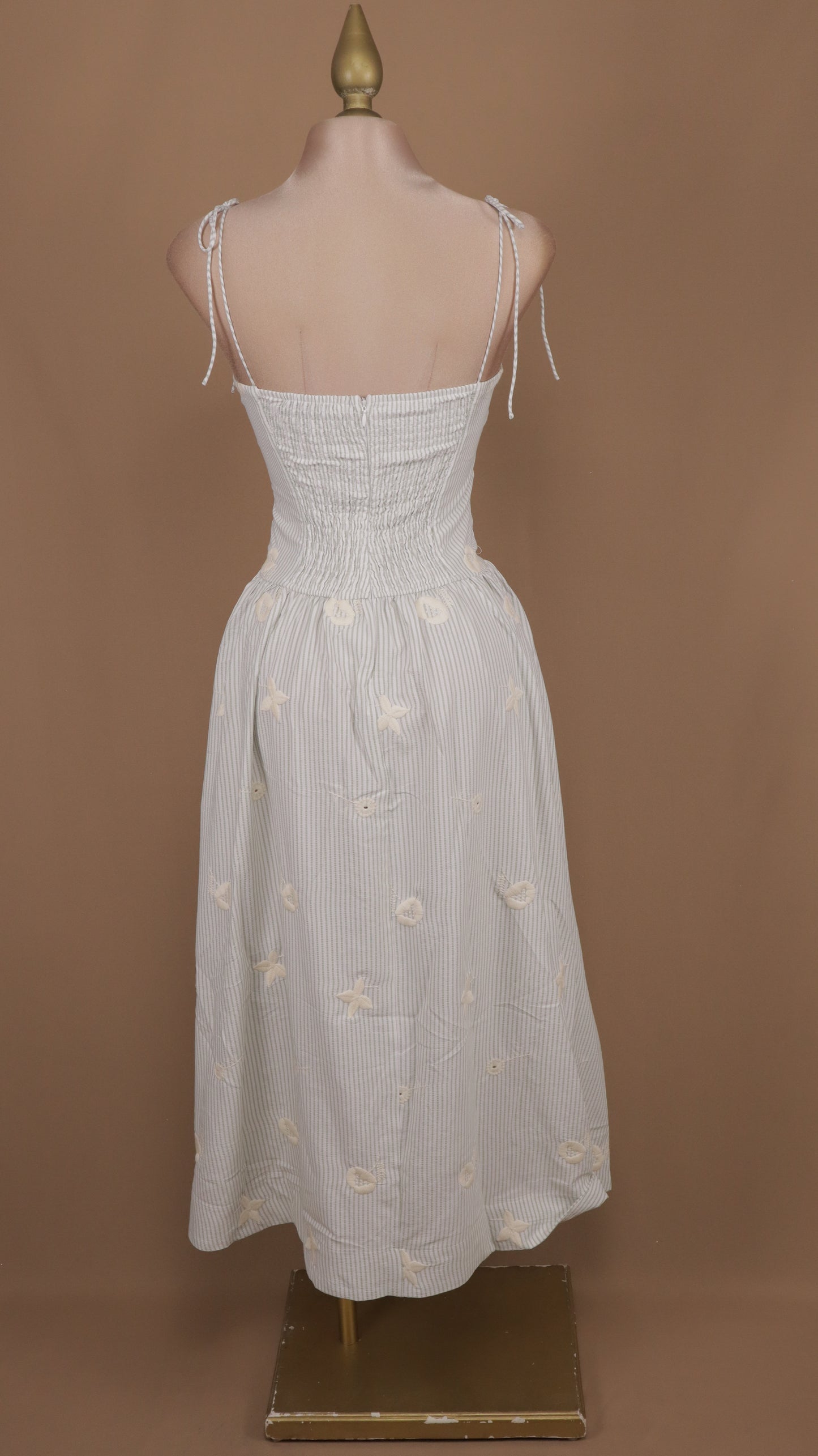 Vestido midi rayado con copas