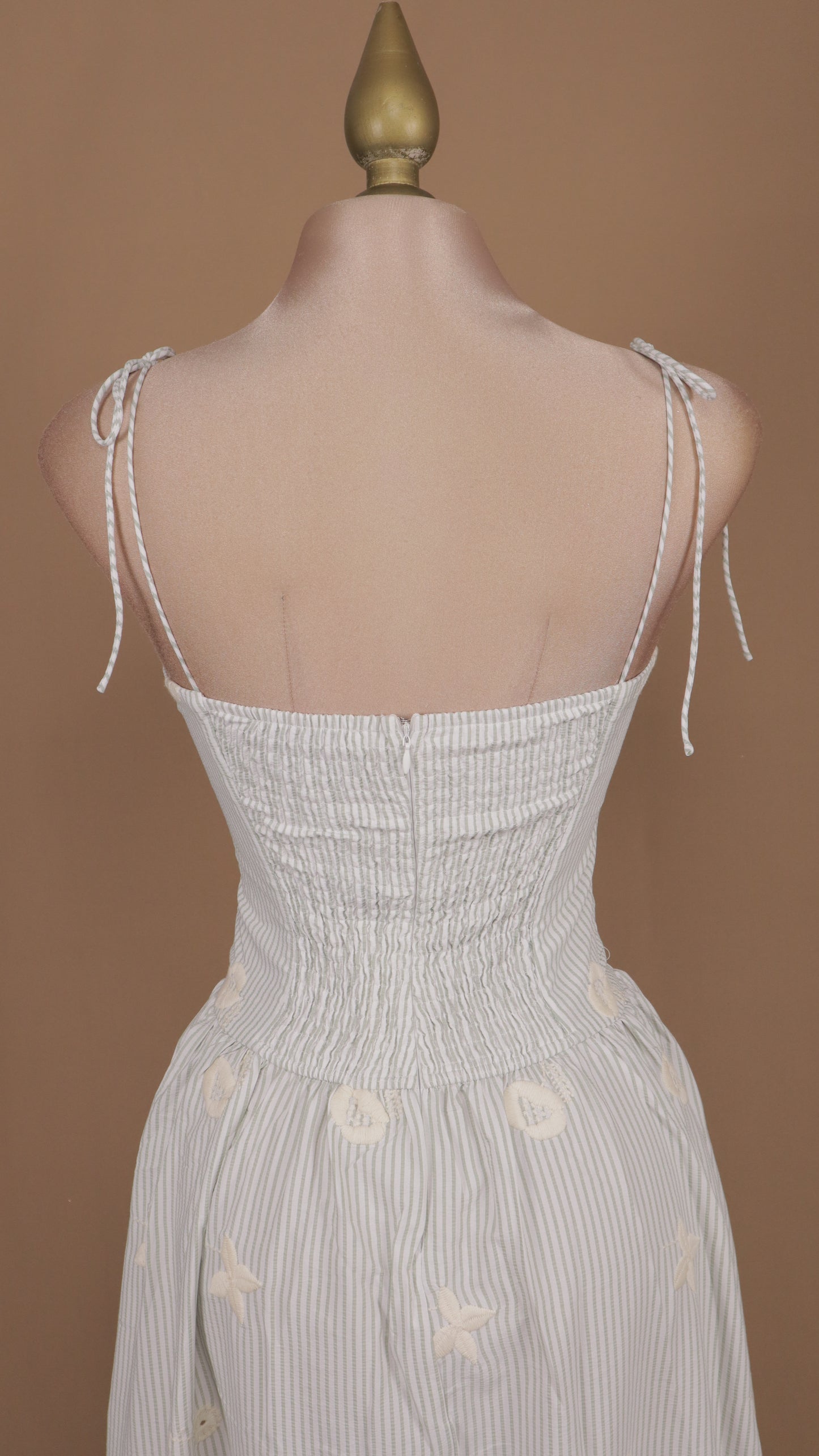 Vestido midi rayado con copas