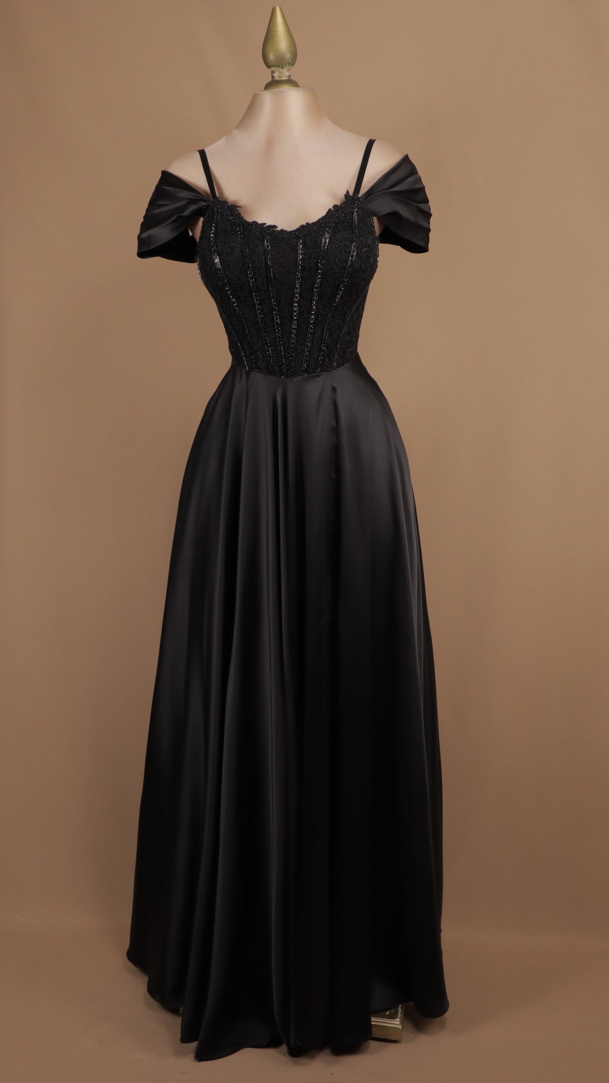Vestido de gala satin con bordado y corset al hombro