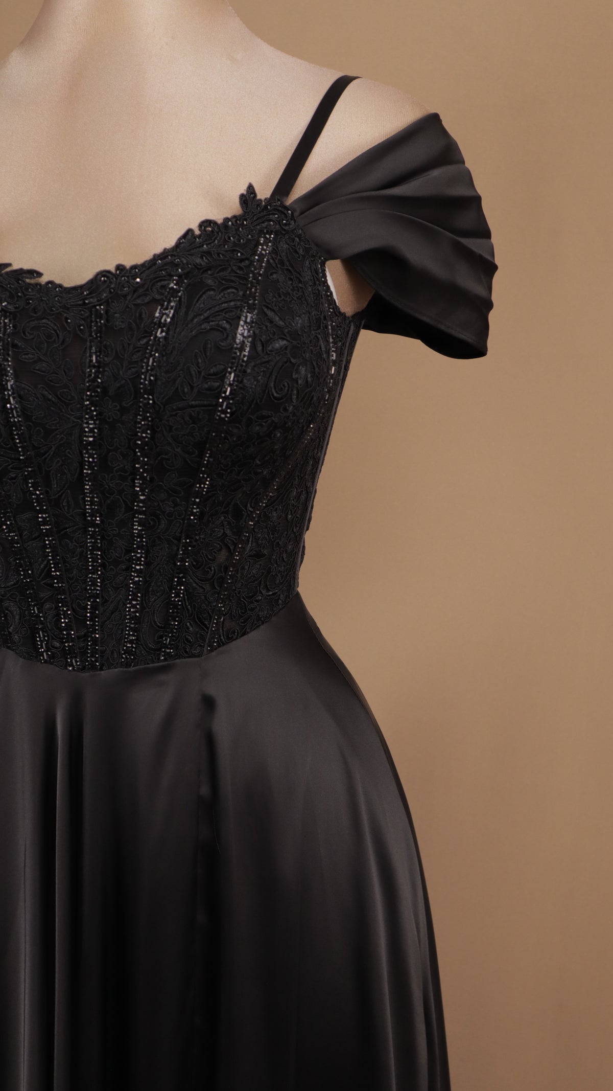 Vestido de gala satin con bordado y corset al hombro